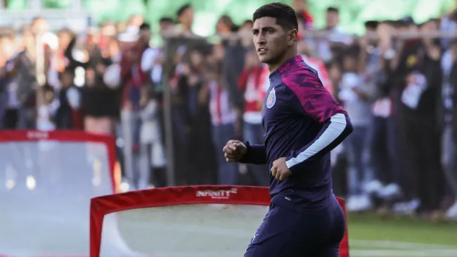 Pocho sigue de cerca las acciones de sus compañeros