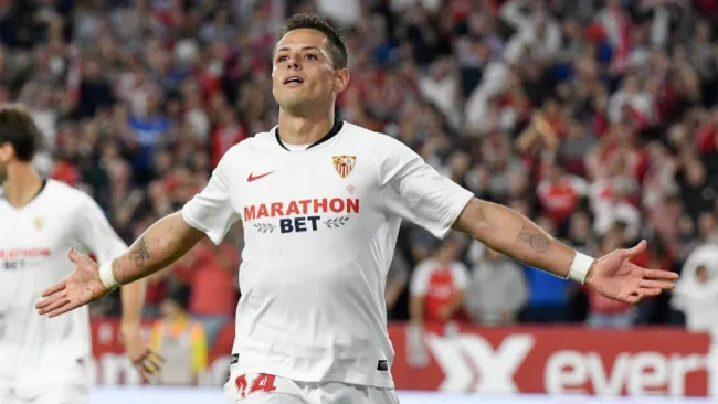 Javier Hernández, en festejo de gol con Sevilla