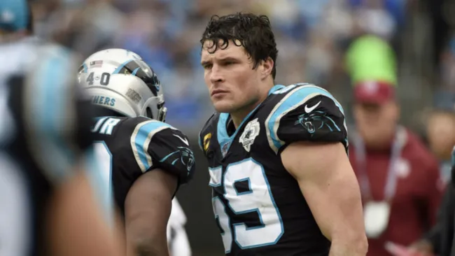 Luke Kuechly durante un partido de las Panteras de Carolina
