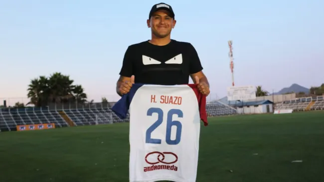 Chupete Suazo posa con la camiseta del Deportes Santa Cruz