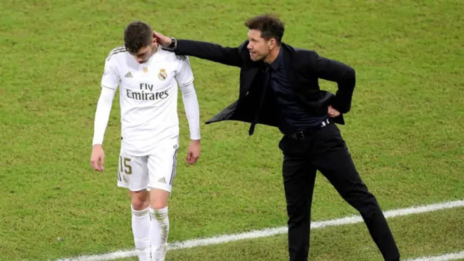 Valverde sale tras ser expulsado 