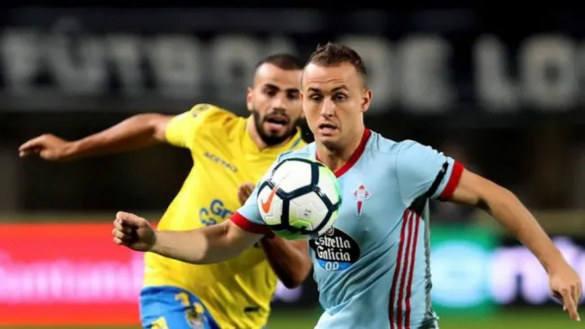 Lobotka controla el balón en un juego de la Liga Santander 