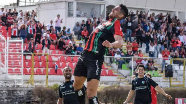 Lucas Passerini celebra uno de sus goles 