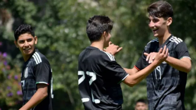 Selección Mexicana Sub 16, celbra un gol