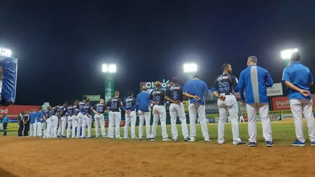 Los jugadores de Tigres del Licey previo a un partido 