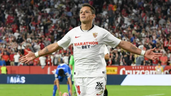 Chicharito en celebración de gol