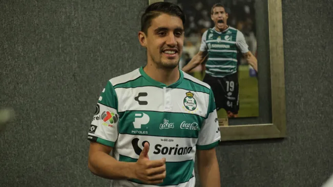 Van Rankin posa con la camiseta de Santos 