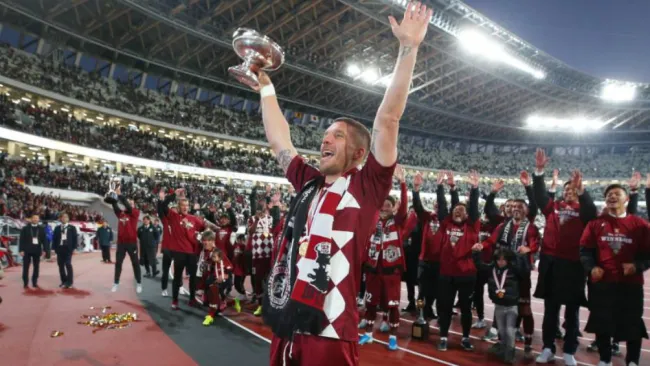 Lukas Podolski, celebra un título con el Vissel Kobe