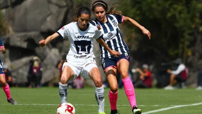 Diana Gomez y Daniela Solis, durante el partido