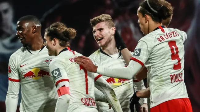 RB Leipzig: Jugadores del club festejan un gol