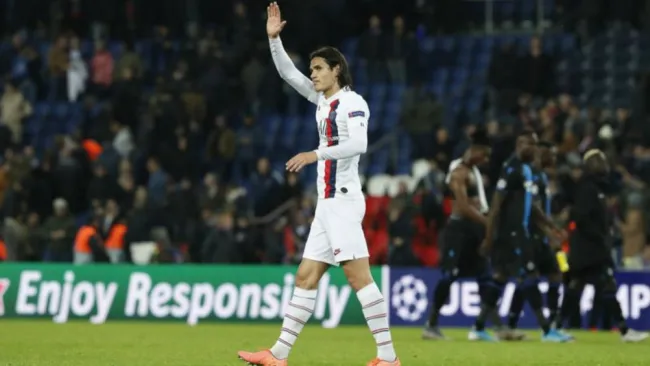 Edison Cavani en acción con PSG