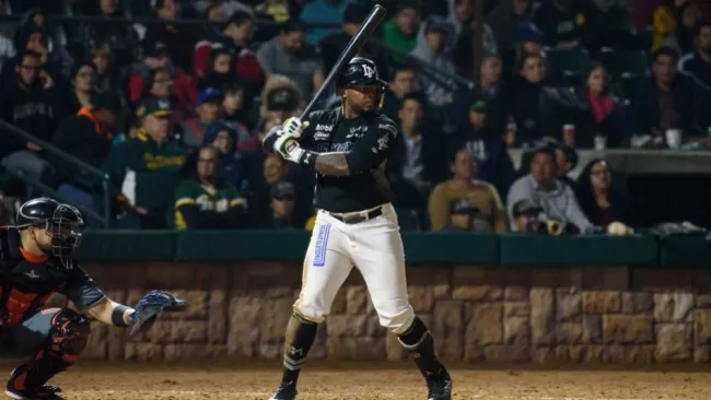 Leandro Castro en acción con los Cañeros de Los Mochis