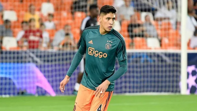 Edson Álvarez, en un calentamiento del Ajax