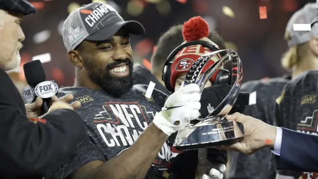 Reheem Mosterts celebrando el título de la NFC