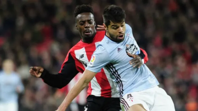 Néstor Araujo cubriendo un balón
