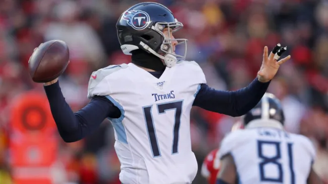 Ryan Tannehill lanzando un balón durante un partido con Titans