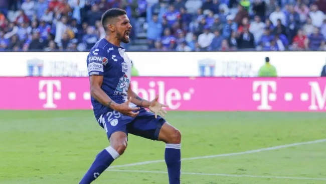 Franco Jara celebrando un gol con Pachuca