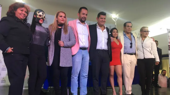 Reina Dorada, Lady Apache y las demás personas del evento