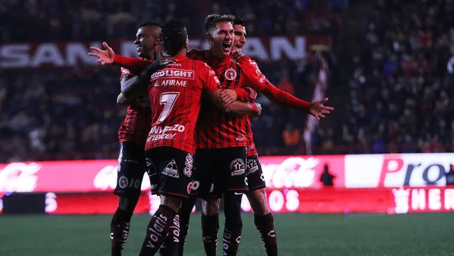 Mauro Lainez festeja un gol con Xolos