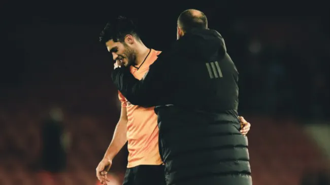 Raúl Jiménez junto a su entrenador, Nuno Espirito Santo