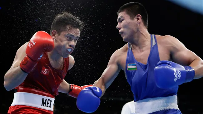 Misael Rodríguez y Bektemir Melikuziev en una pelea