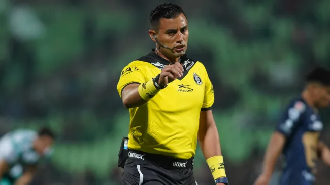 Árbitro del Santos vs Pumas aceptó error