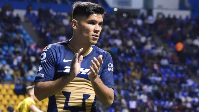 Martín Barragán durante un duelo con los Pumas 