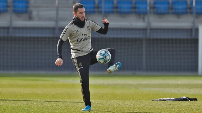 Hazard toca el balón en Valdebebas