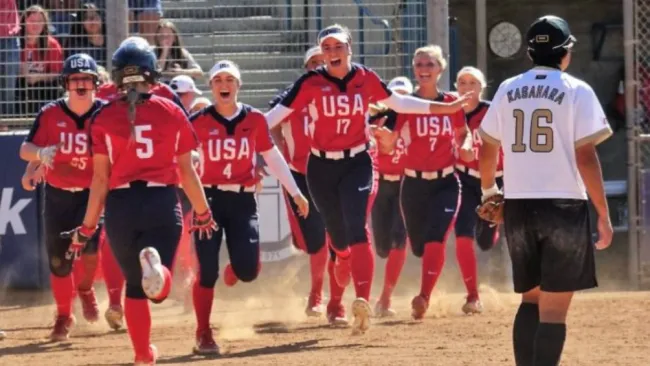 Jugadoras de Estados Unidos festejan un triunfo