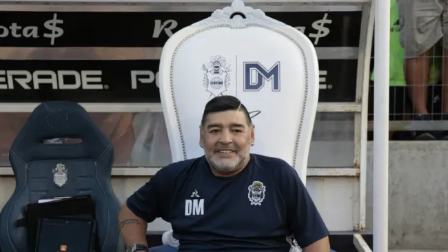 Diego Armando Maradona, entrenador de Gimnasia y Esgrima