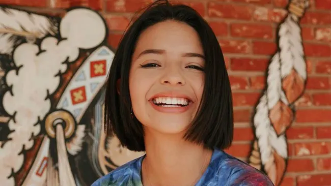 Aguilar sonríe para una campaña publicitaria 