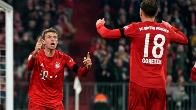 Thomas Müller y Leon Goretzka celebrando un gol