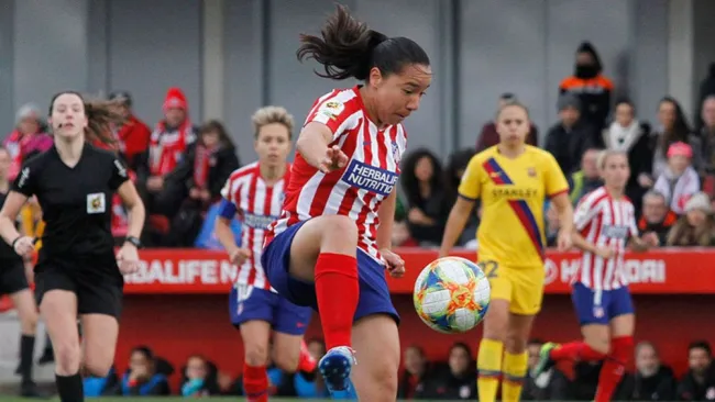 Charlyn Corral durante un duelo con el Atlético 