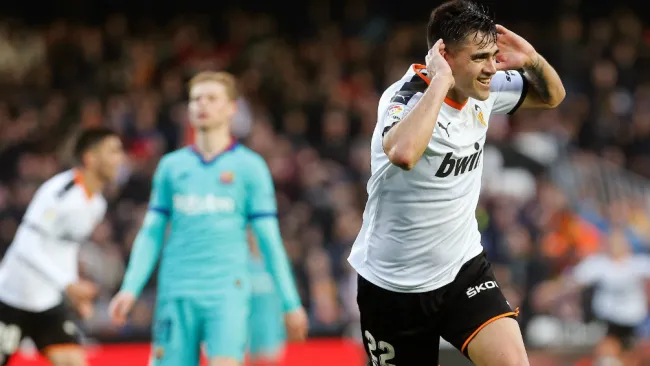 Maximiliano Gómez celebrando un gol ante Barcelona