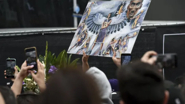 Bryant es recordado a las afueras del Staples Center 