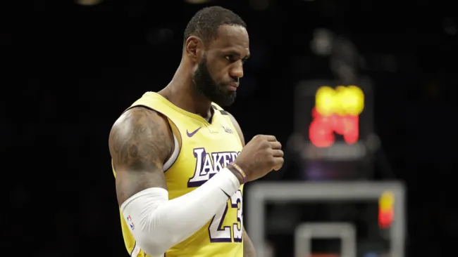 LeBron James jugando con los Lakers