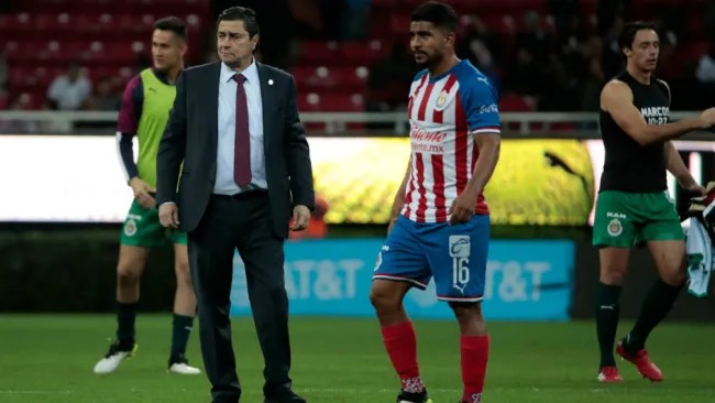 Luis Fernando Tena en partido de Chivas