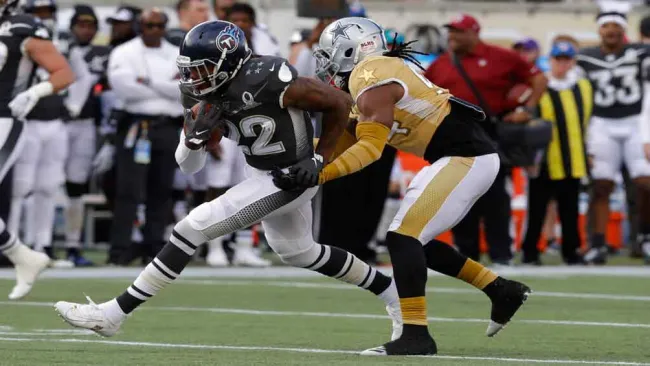 Derrick Henry se escapa de Jaylon Smith