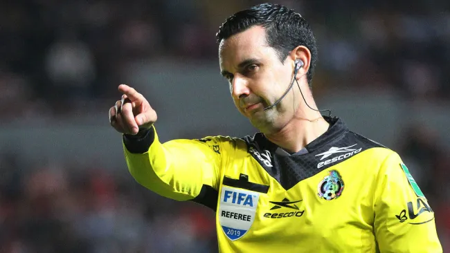 César Arturo Ramos en partido de la Liga MX