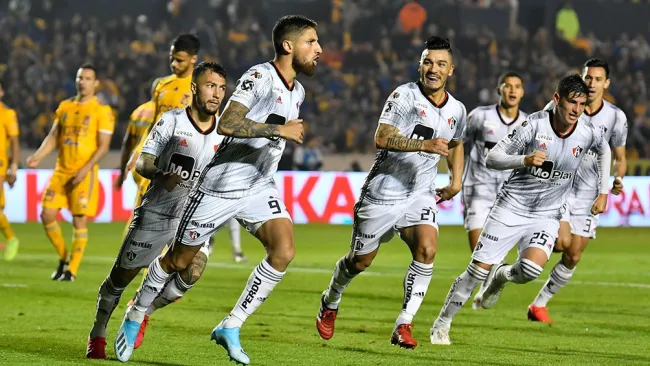 Jugadores de Atlas festejan un gol contra Tigres