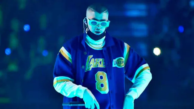 Bad Bunny homenajeando a Kobe en un concierto 
