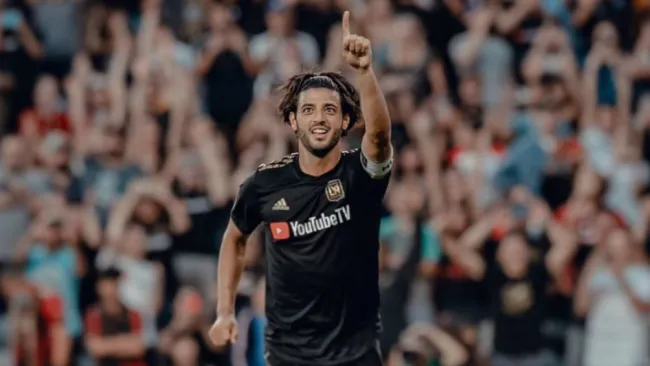 Carlos Vela celebra un gol con el LAFC