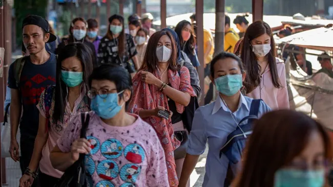 Gente usa cubrebocas en Asia