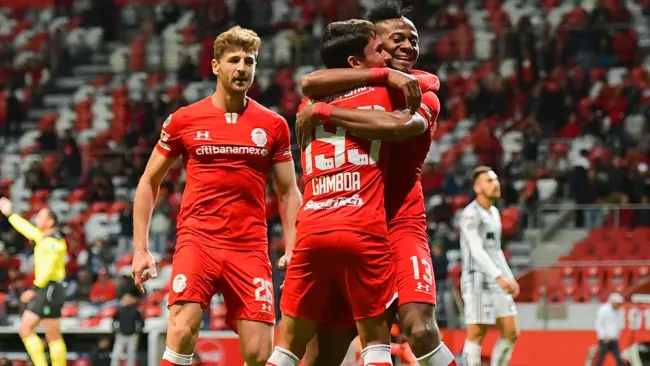 Juan Gamboa y Michael Estrada, en festejo ante Atlas