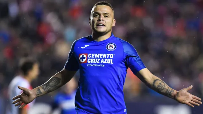 Cabecita Rodríguez festeja un gol con Cruz Azul 