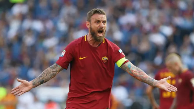 Daniele De Rossi durante un partido con la Roma