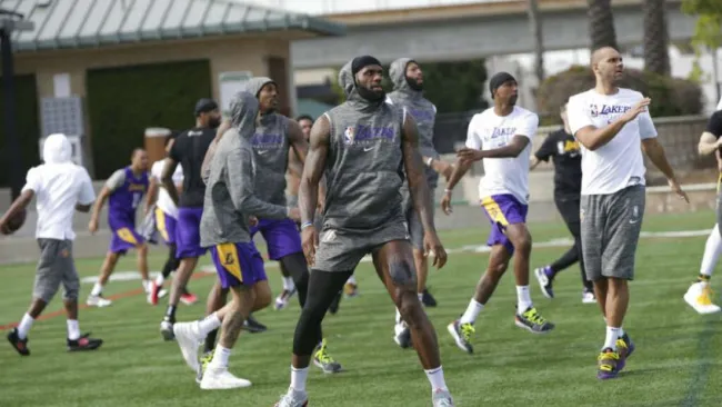 LeBron James y su equipo entrenando al aire libre 