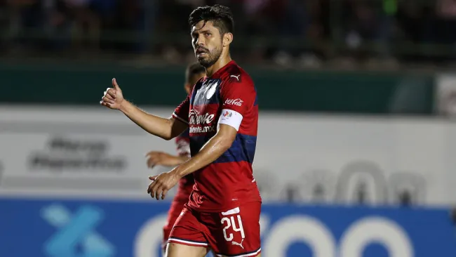 Oribe Peralta durante un duelo con Chivas