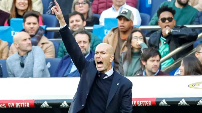 Zidane dirige a sus pupilos en duelo contra Atlético de Madrid