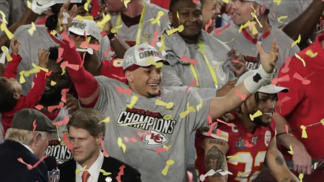 Patrick Mahomes celebrando la victoria en el Super Bowl LIV